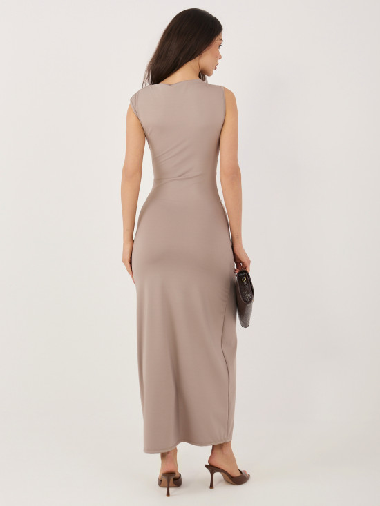 Elegantné tmavobéžové midi šaty s vodopádovým výstrihom