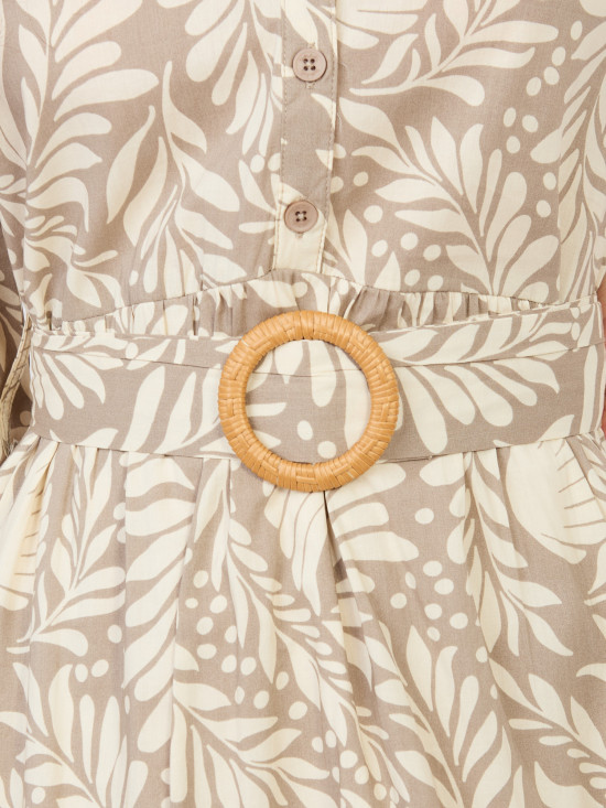 Béžové šaty s opaskom a volánom