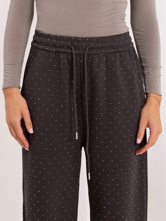 Grafitové široké teplákové nohavice s aplikáciou