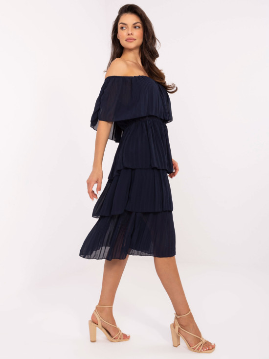 Tmavomodré elegantné off-shoulder šaty s volánom