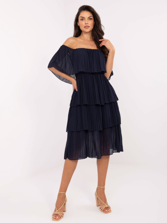 Tmavomodré elegantné off-shoulder šaty s volánom