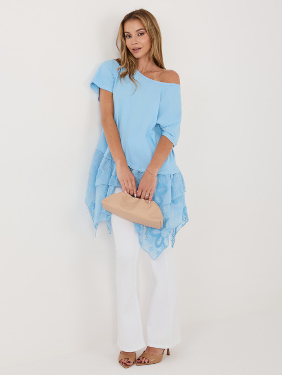 Svetlomodrá bavlnená blúzka s volánom a výšivkou