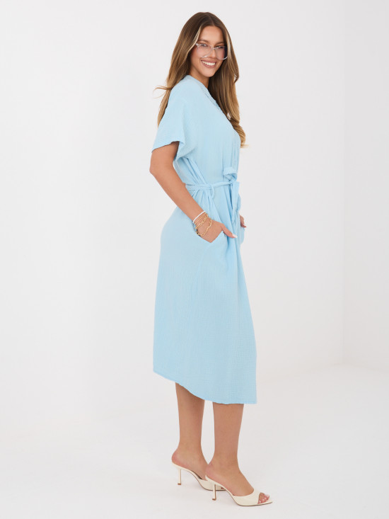 Svetlomodré rozšírené midi šaty s opaskom