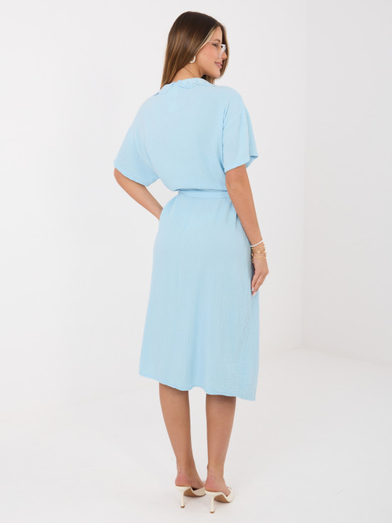 Svetlomodré rozšírené midi šaty s opaskom
