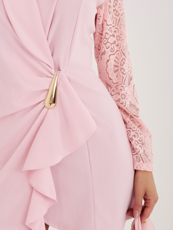 Svetloružové elegantné mini šaty s čipkou a volánom