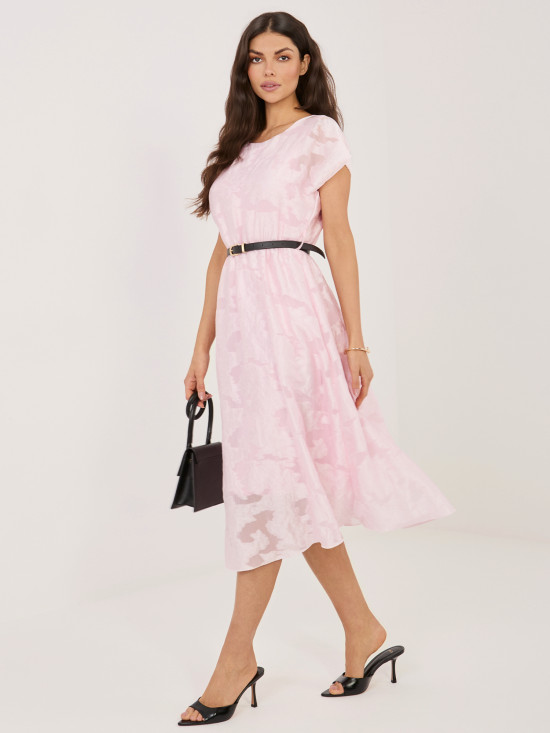 Svetloružové rozšírené midi šaty s opaskom