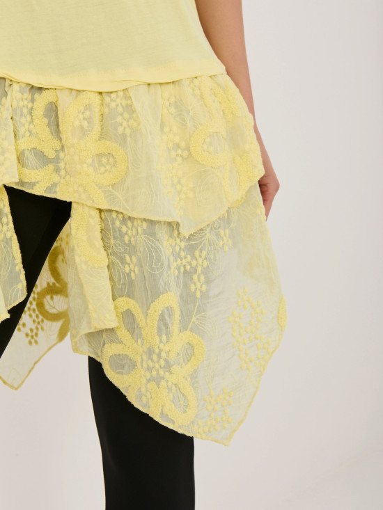 Žltá bavlnená blúzka s volánom a výšivkou