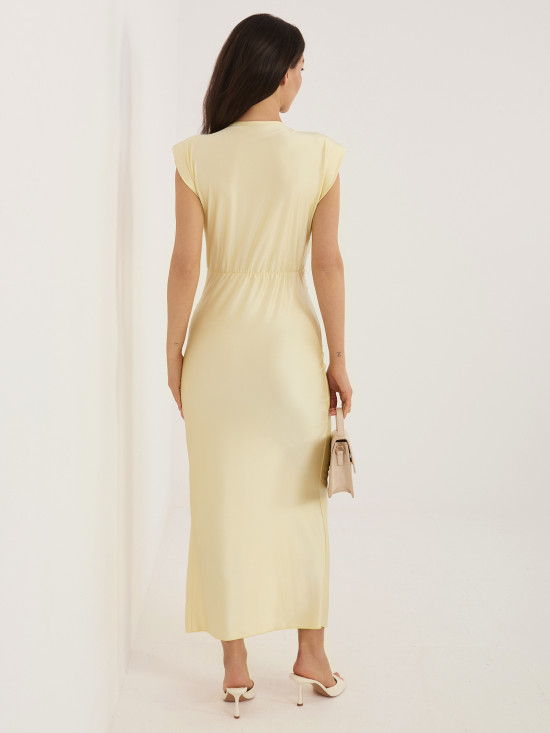 Elegantné žlté midi šaty s prekladaným výstrihom