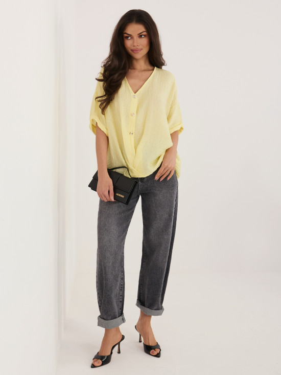 Žltá blúzka s V-výstrihom a krátkym rukávom