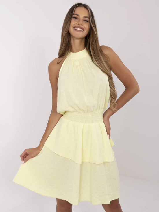 Svetložlté minišaty s volánom a viazaním