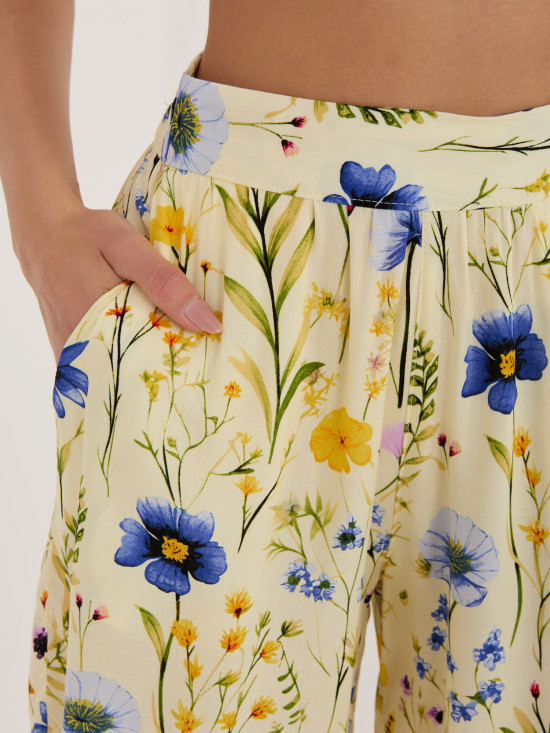 Žlté šortky s kvetinovou potlačou