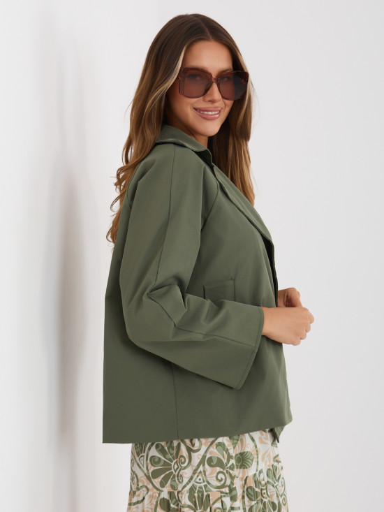 Krátky prechodný kabát v khaki farbe