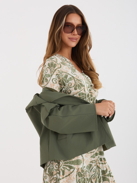 Krátky prechodný kabát v khaki farbe