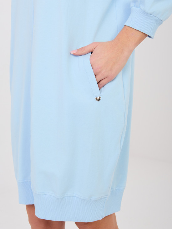 Svetlomodré bavlnené šaty s 3/4 rukávom a V-výstrihom