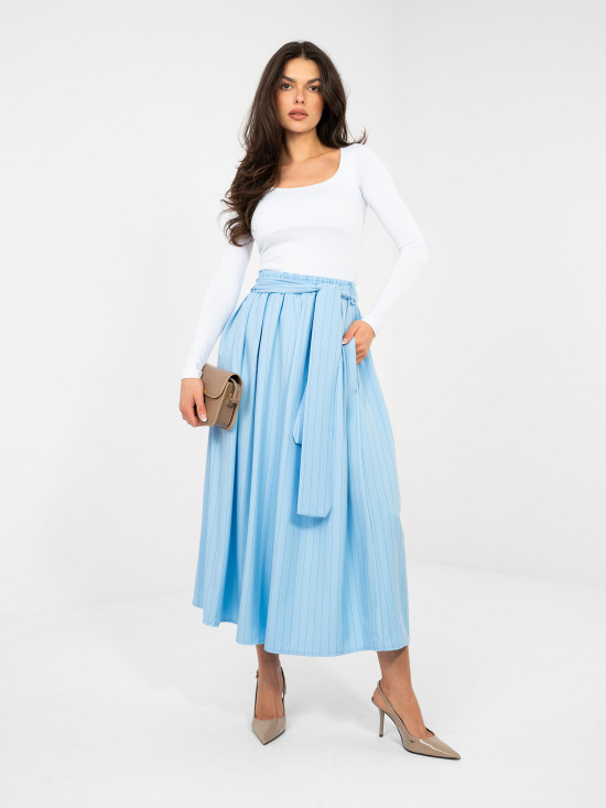 Elegantná modrá midi sukňa s pásikmi a opaskom