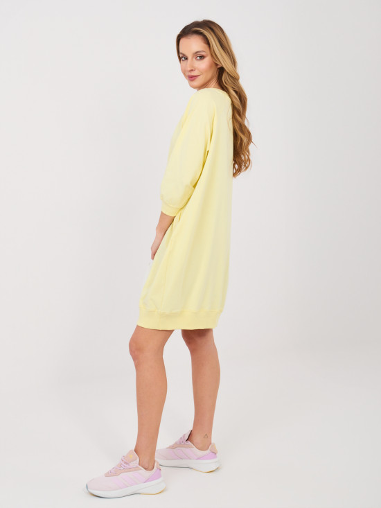 Žlté pohodlné šaty s 3/4 rukávom a V-výstrihom