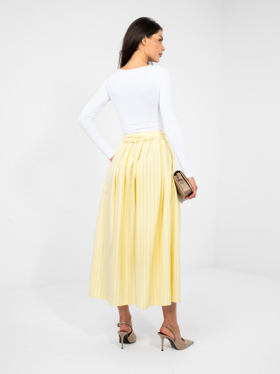 Žltá elegantná midi sukňa s pásikmi a opaskom
