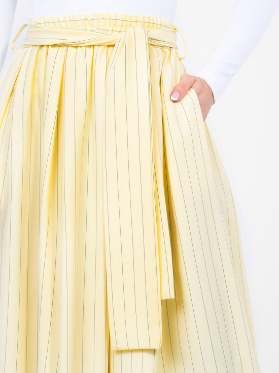 Žltá elegantná midi sukňa s pásikmi a opaskom