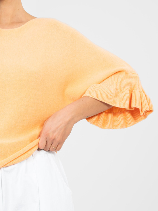 Elegantný oranžový pulóver s 3/4 rukávmi a volánom