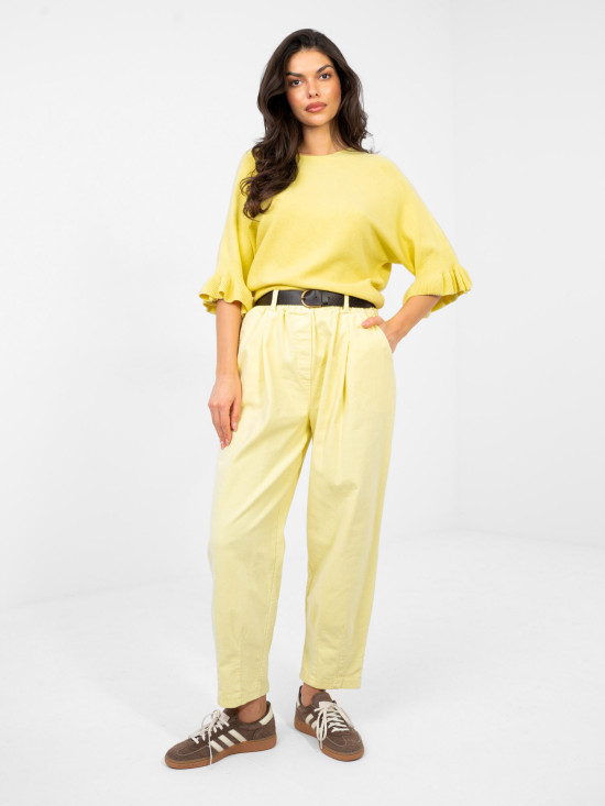 Elegantný žltý pulóver s 3/4 rukávmi a volánom