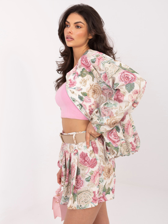 Ružové kvetinové šortky so širokými nohavicami a opaskom