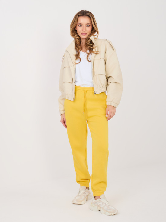 Žlté teplákové nohavice s vysokým pásom a bočnými vreckami