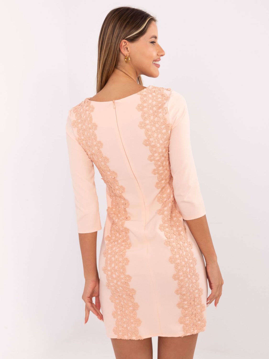 Broskyňové koktejlové šaty s čipkou