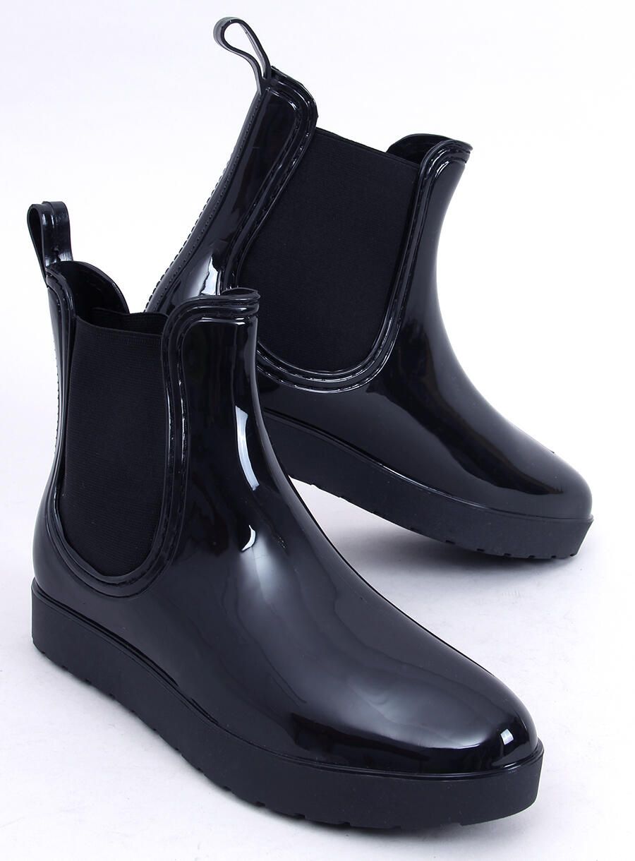 Čierne gumené čižmy v lakovanom vzhľade