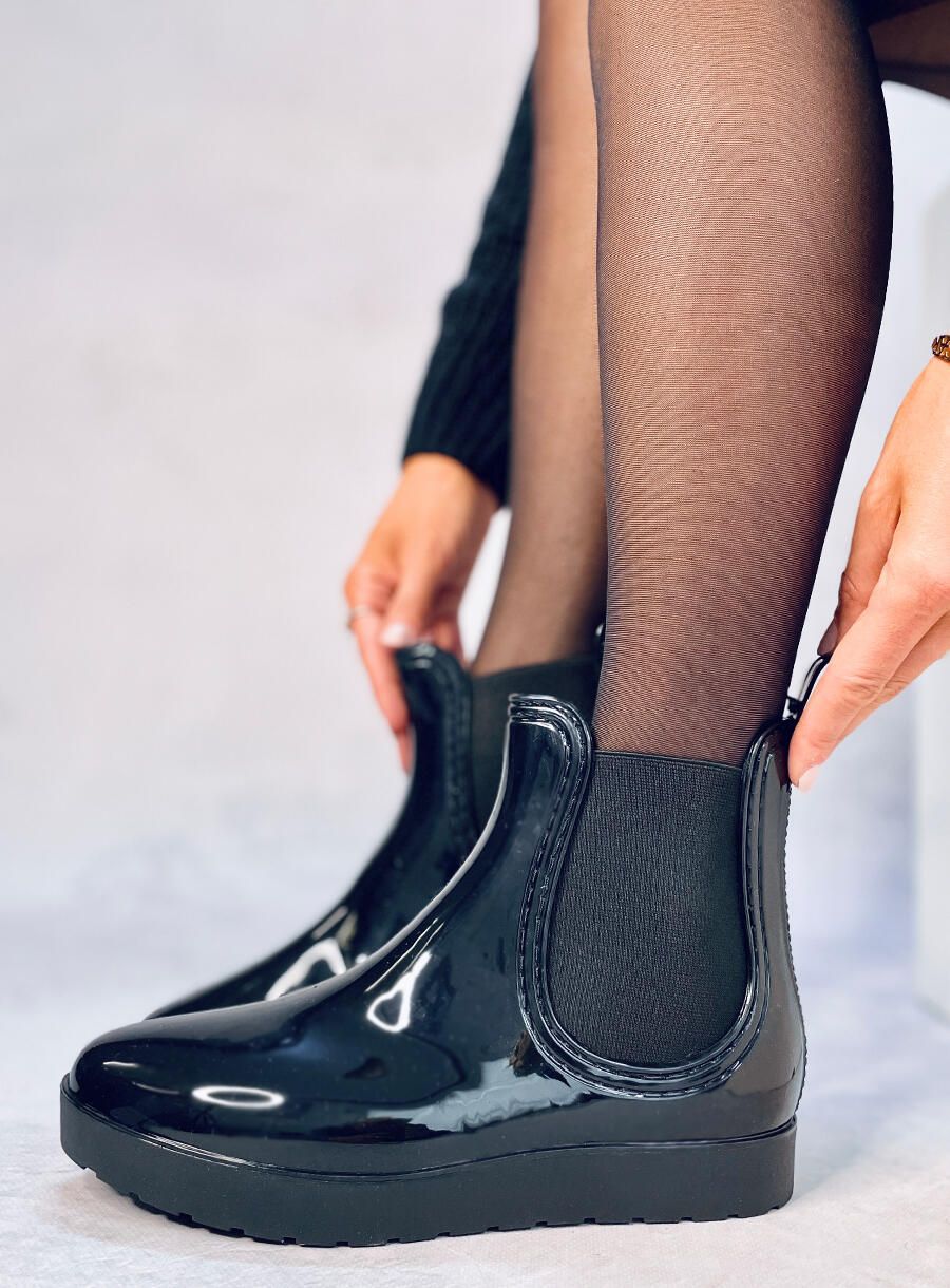 Čierne gumené čižmy v lakovanom vzhľade