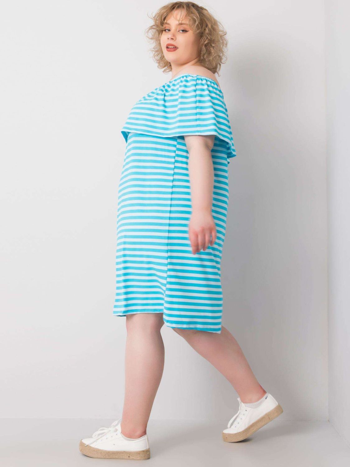 Bielo-modré pruhované plus-size šaty