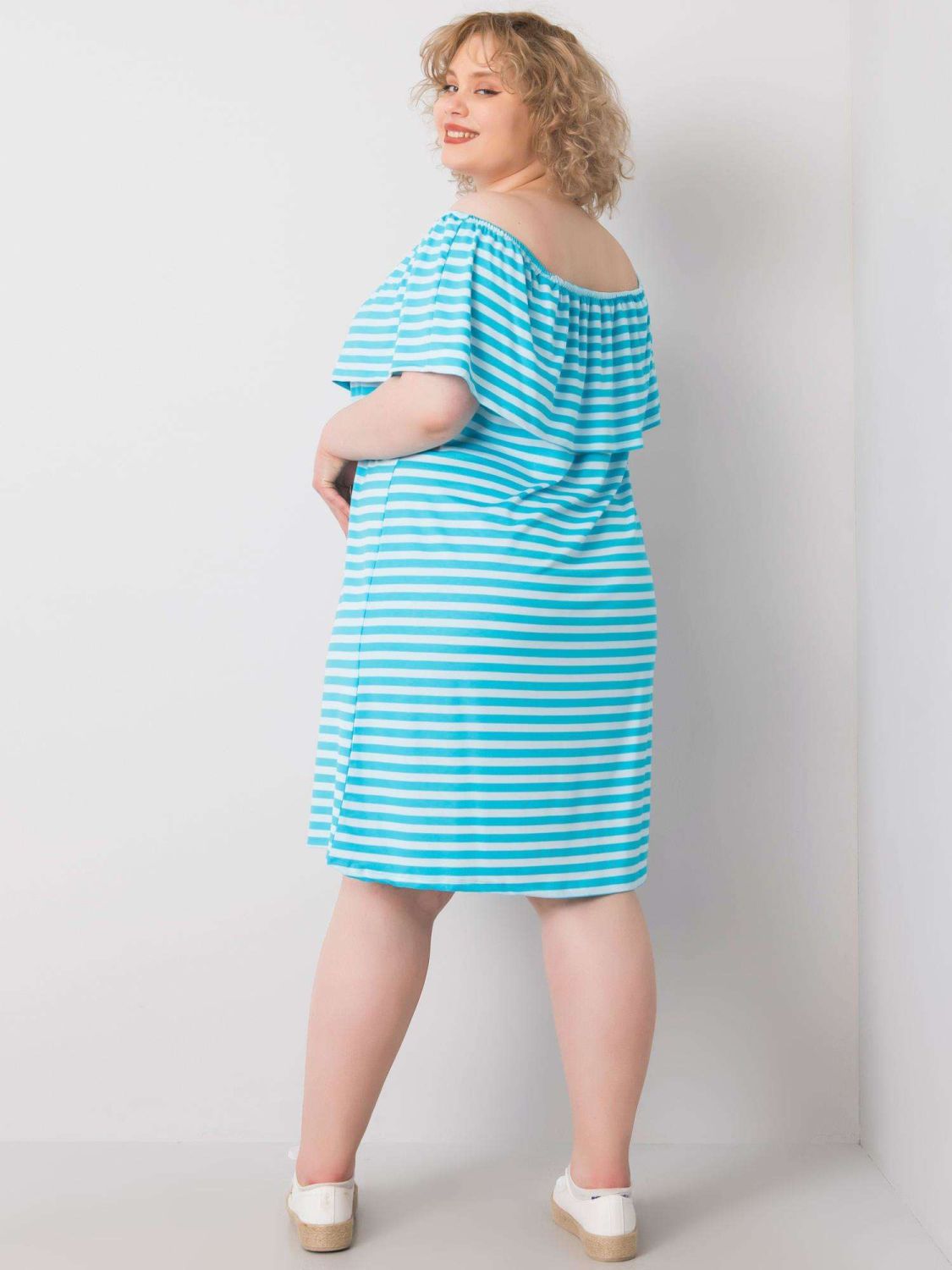 Bielo-modré pruhované plus-size šaty