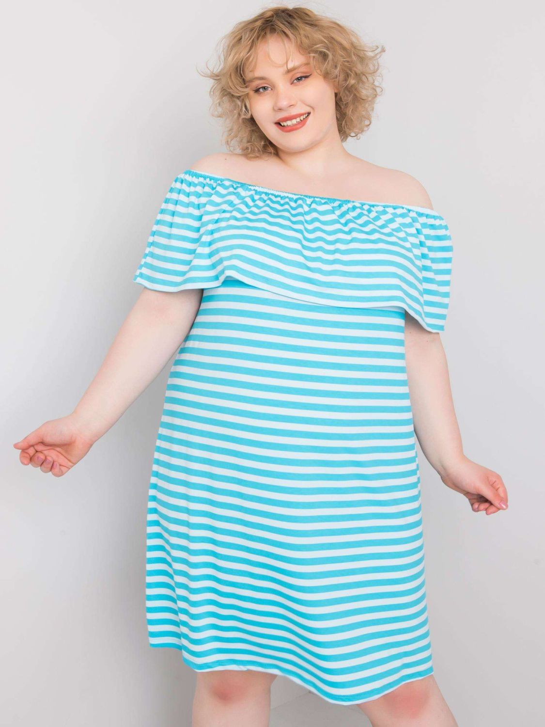 Bielo-modré pruhované plus-size šaty