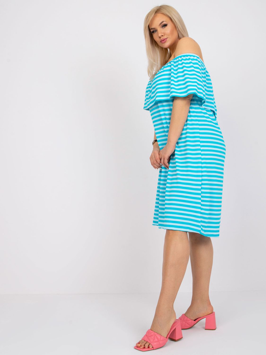 Bielo-modré pruhované plus-size šaty