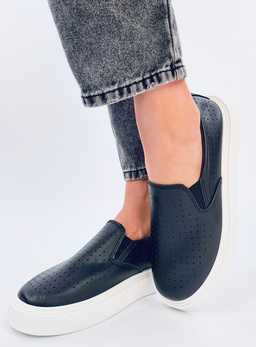 Perforované slip-on tenisky čierne