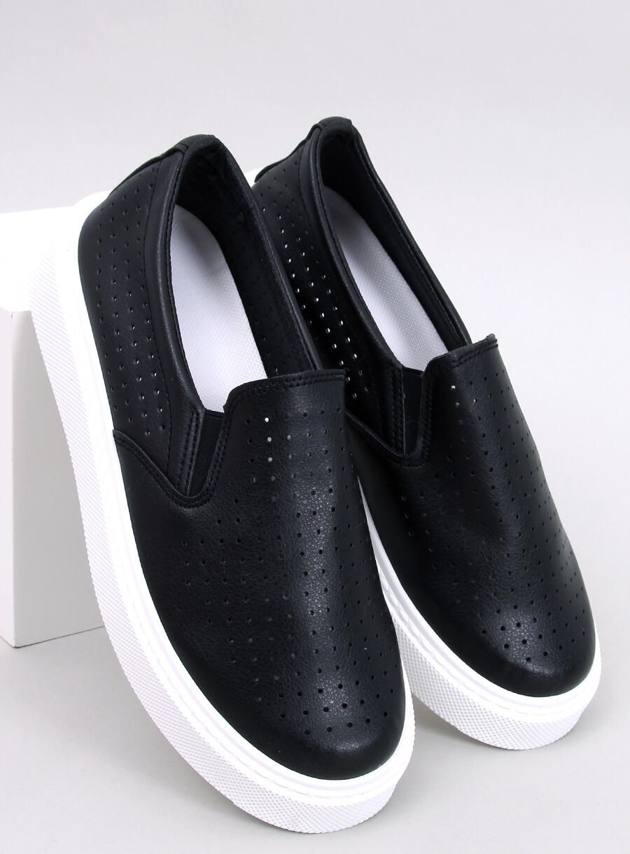 Perforované slip-on tenisky čierne