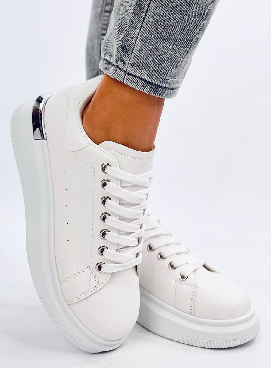 Biele tenisky so strieborným detailom