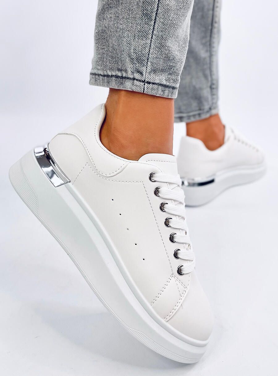 Biele tenisky so strieborným detailom