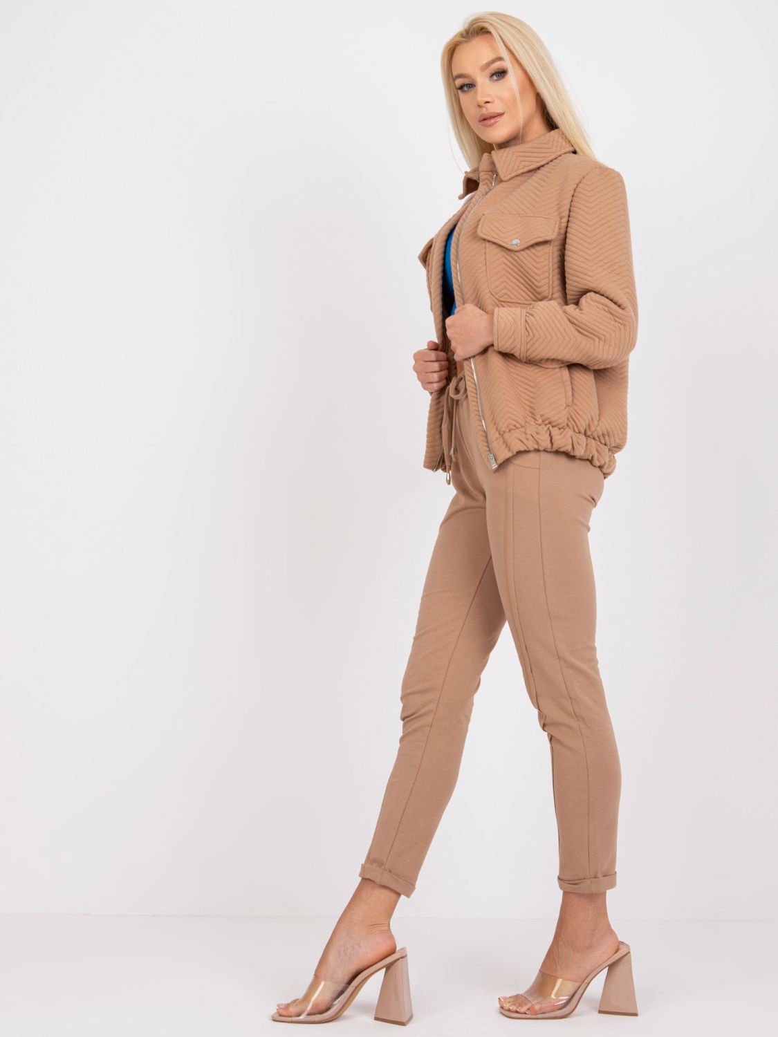 Pohodlná prechodná bunda v camel farbe