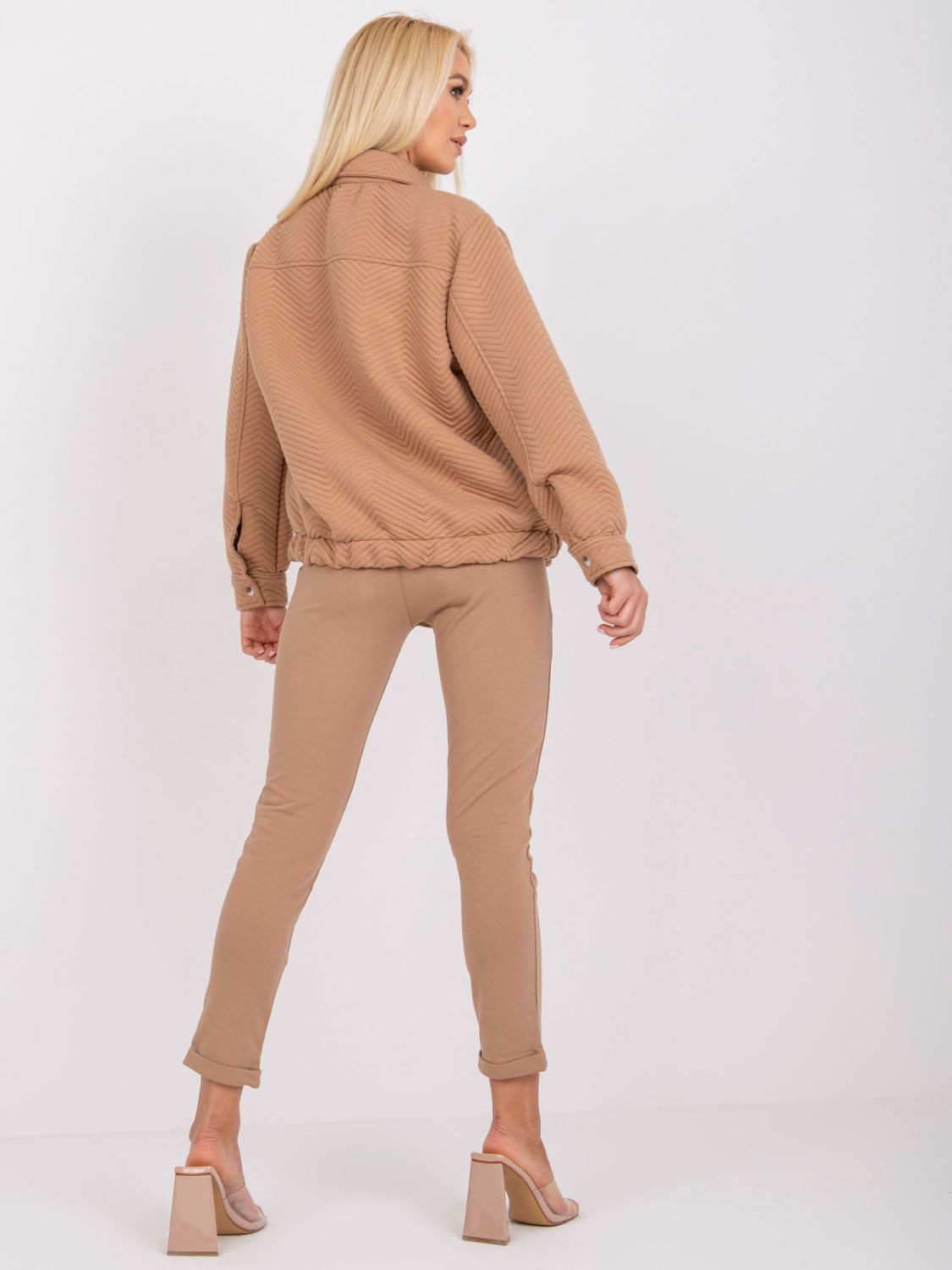 Pohodlná prechodná bunda v camel farbe