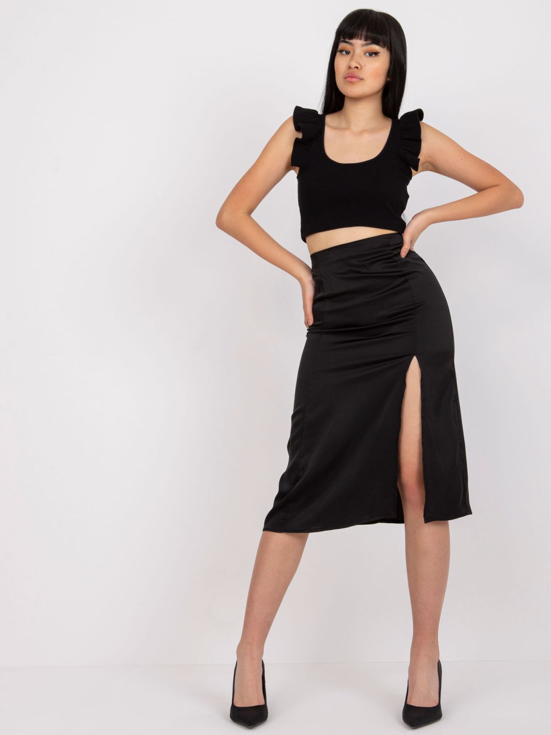 Elegantná midi sukňa v čiernej farbe