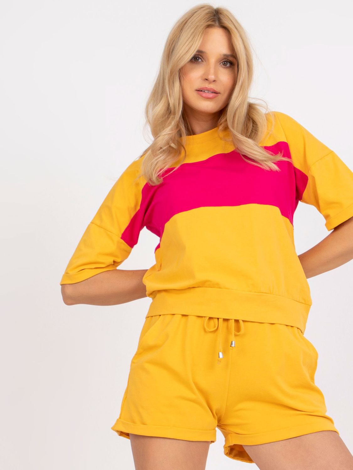 Štýlový komplet v tmavožltej farbe