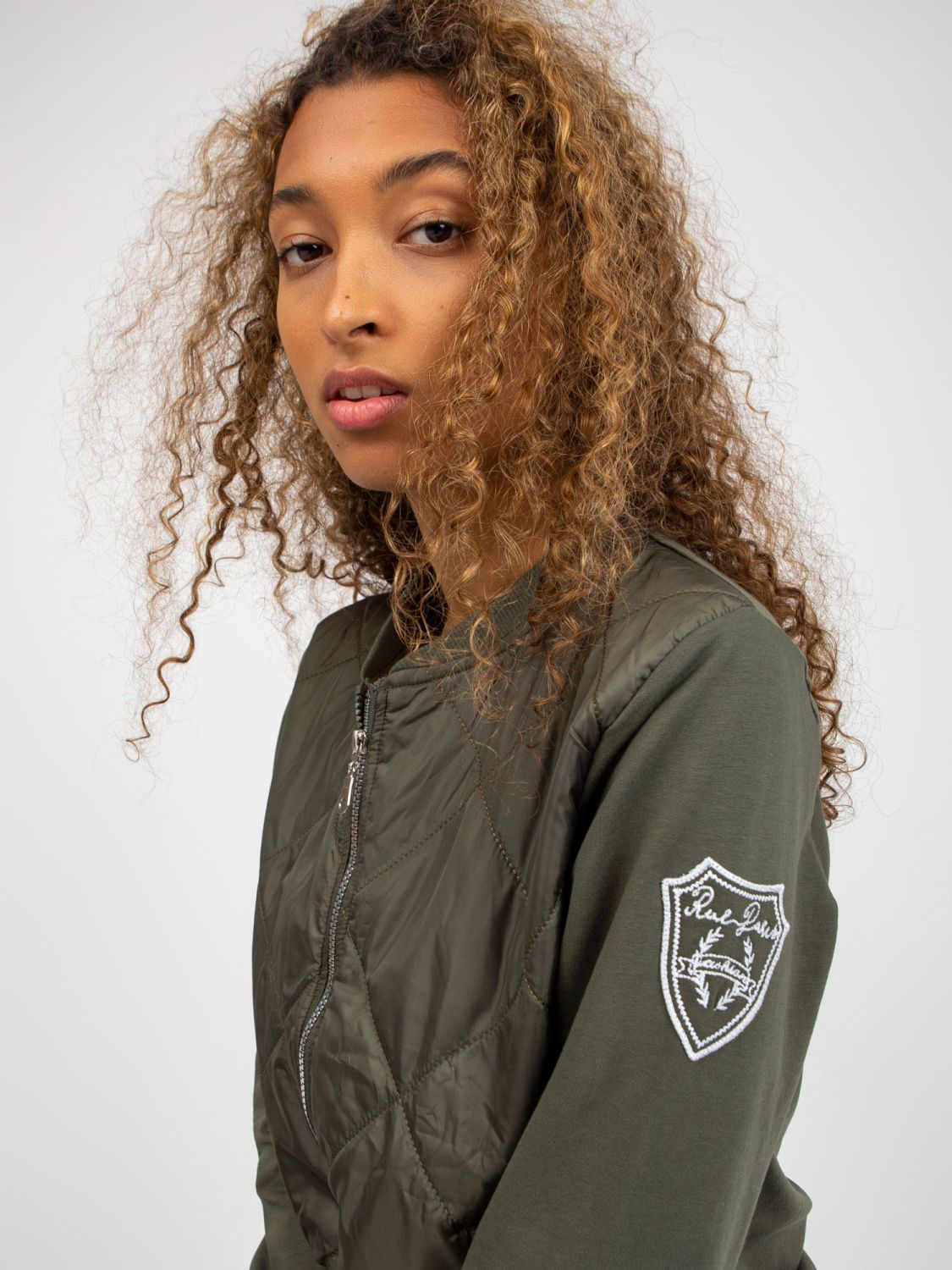Khaki prešívaná bomber mikina s vreckami