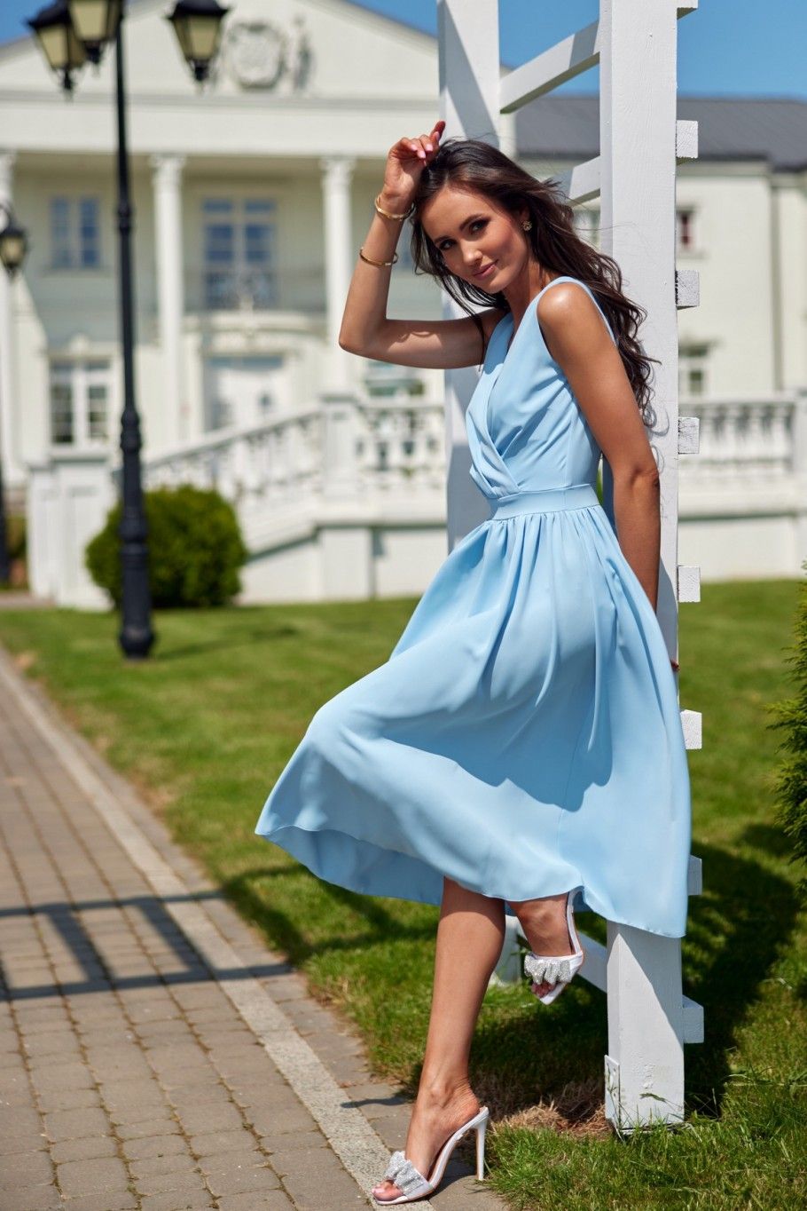 Svetlomodré midi šaty s prekladaným výstrihom a širokými ramienkami