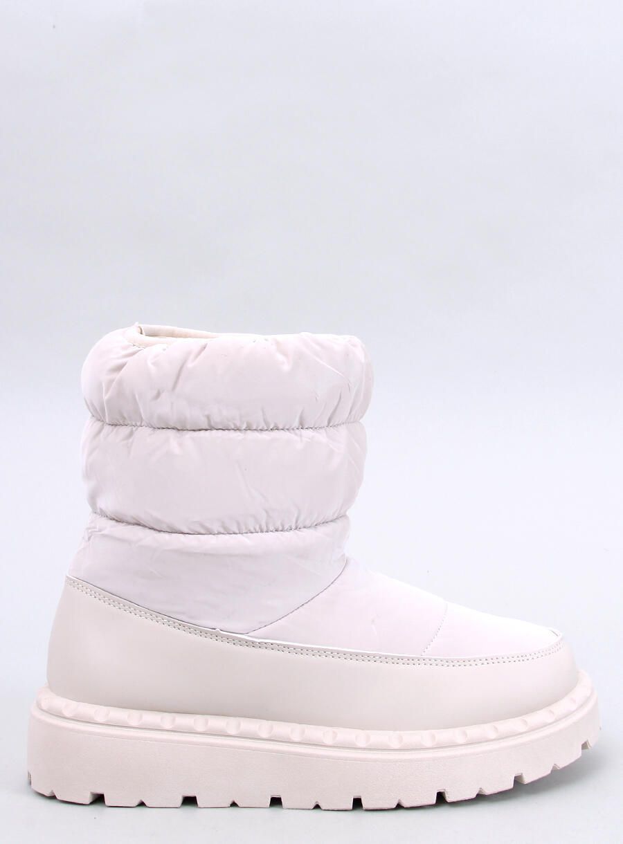 Krémové prešívané snehule na platforme