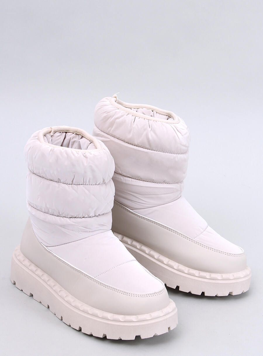 Krémové prešívané snehule na platforme