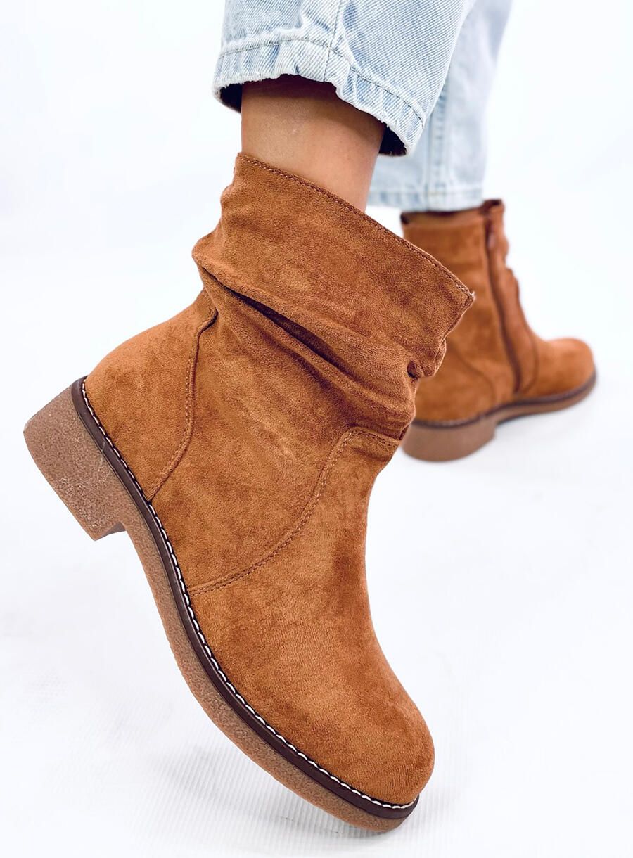 Semišové čižmy s plochou podrážkou camel