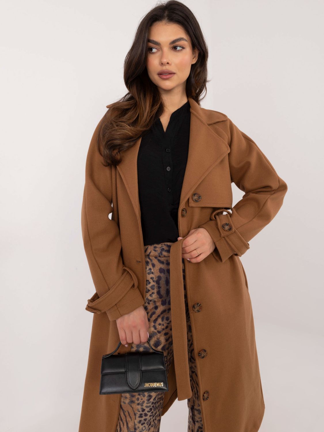 Elegantný prechodný kabát v camel farbe