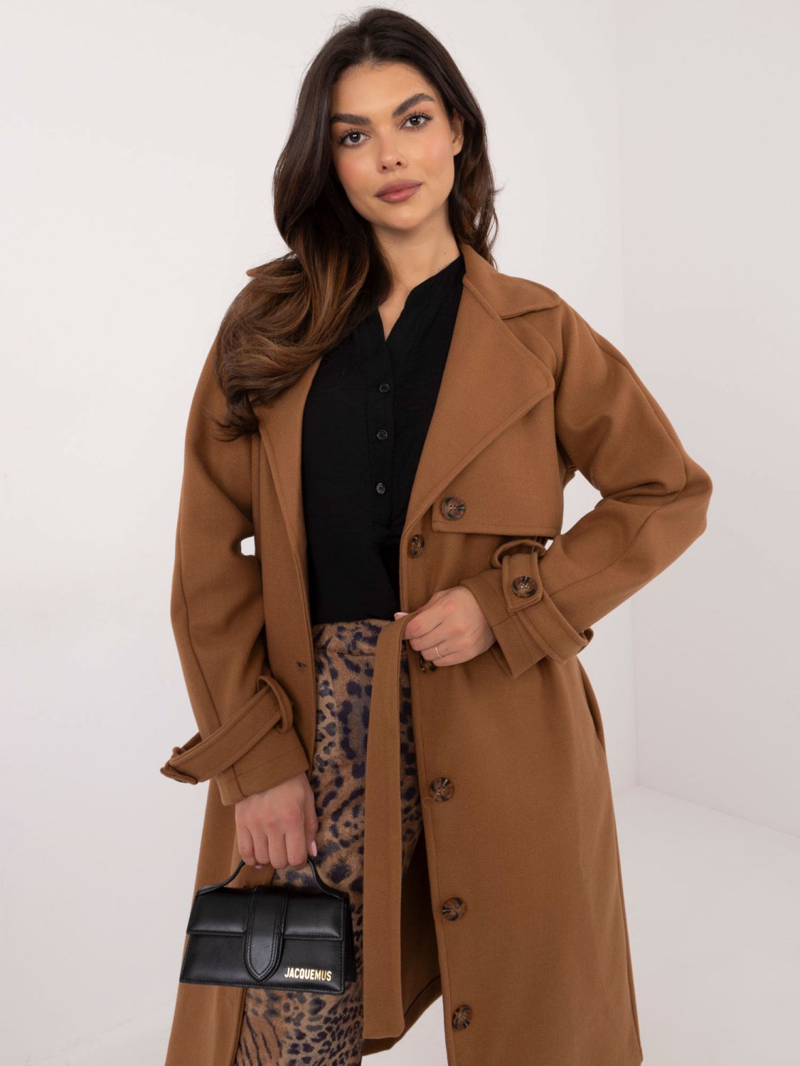 Elegantný prechodný kabát v camel farbe