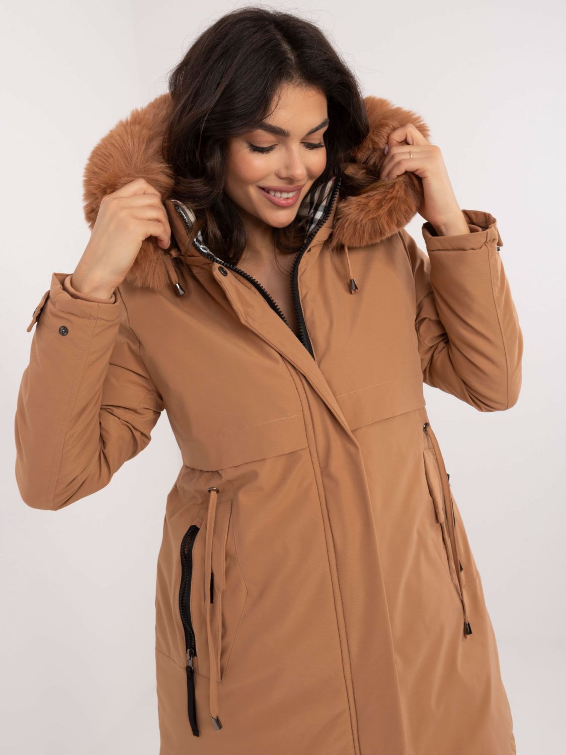 Pohodlná zimná bunda s kapucňou v camel farbe