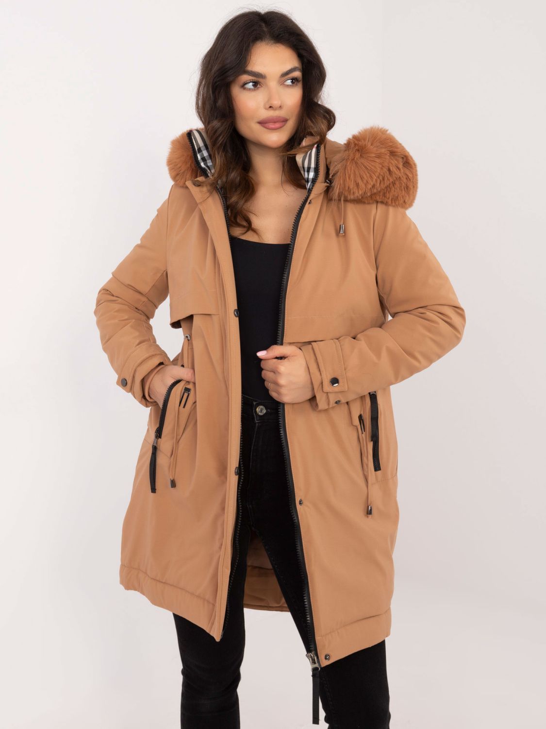 Pohodlná zimná bunda s kapucňou v camel farbe